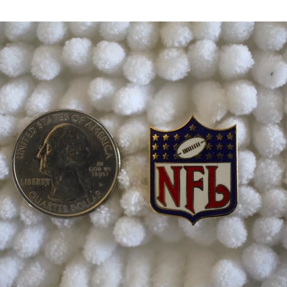 NFL logo collectors pin  NEW l@@k